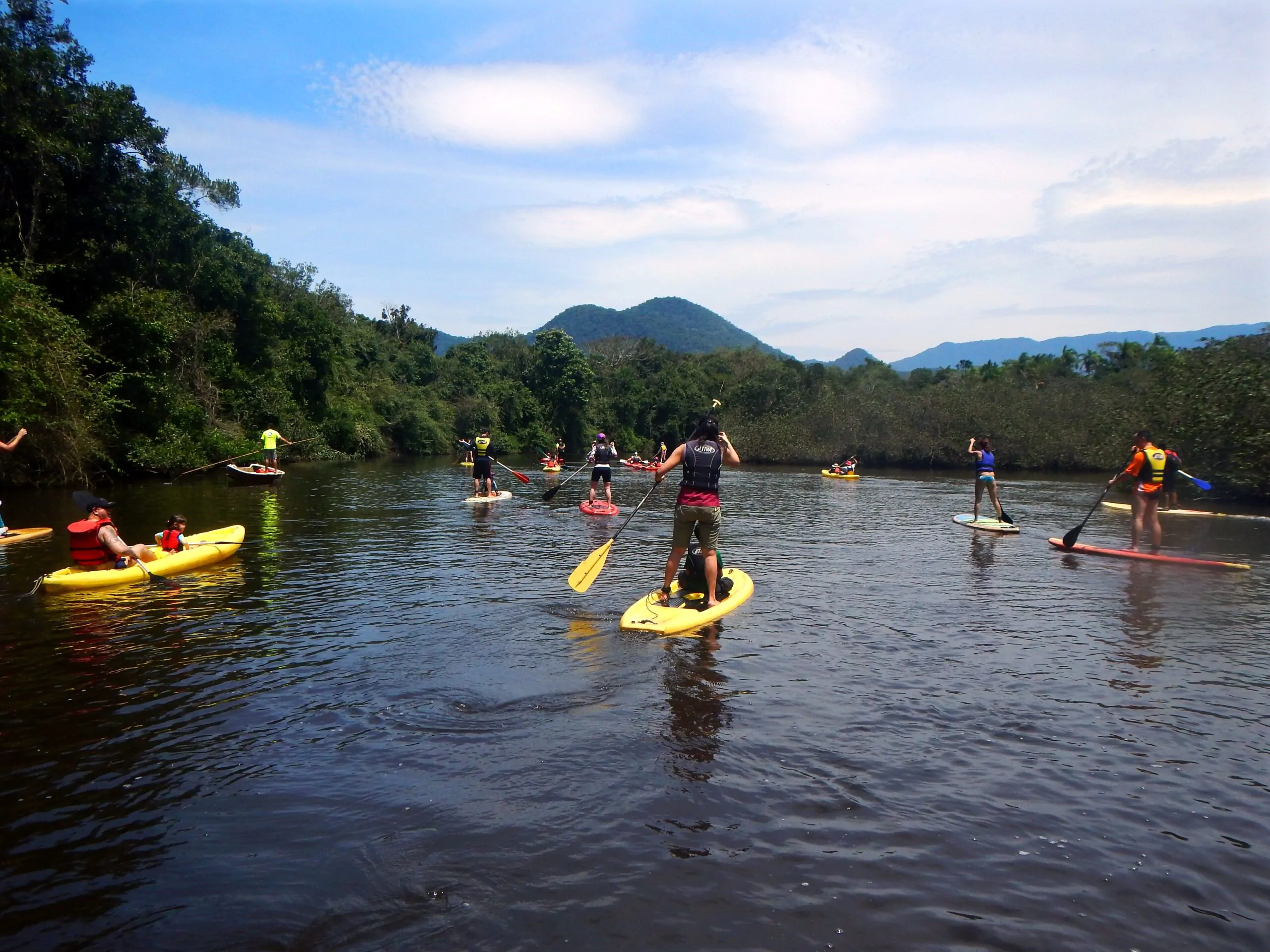 Grupo de pessoas praticando Stand Up Paddle